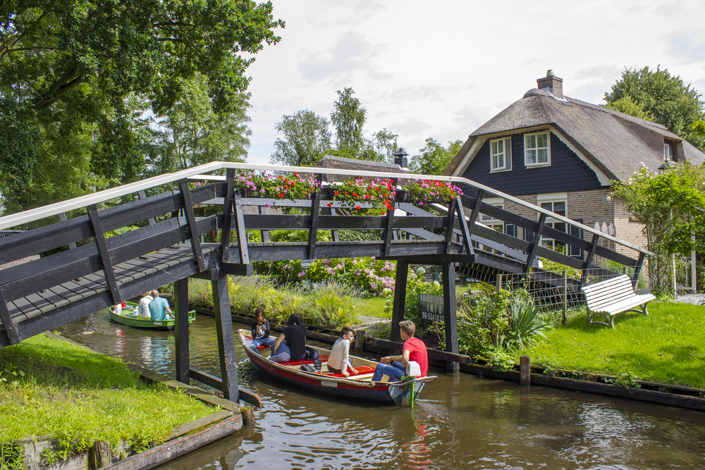 Rented-boats-on-canals-of-Giethoorn-Netherlands-with-bridge