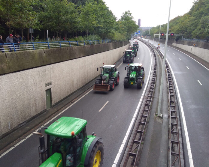 Tractors-lined-up-to-cause-highway-traffic-in-the-netherlands