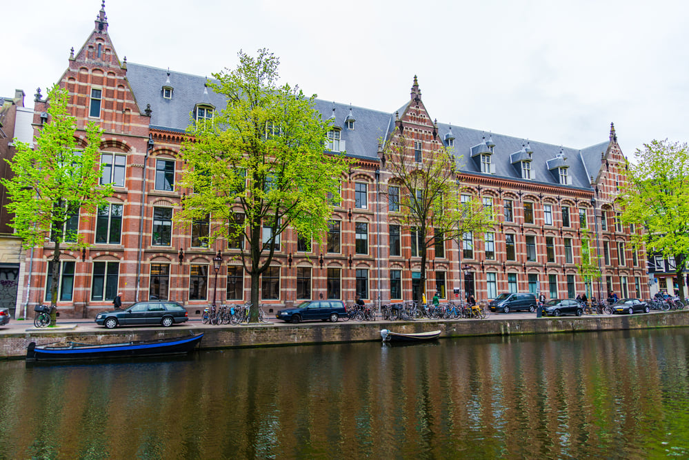 Photo-of-building-hosting-the-humanities-faculty-of-the-university-of-amsterdam