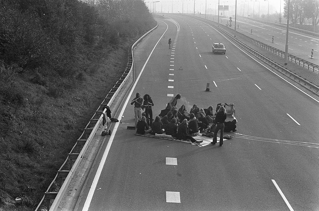 Black-and-white-photo-of-people-on-the-highway-in-the-Netherlands