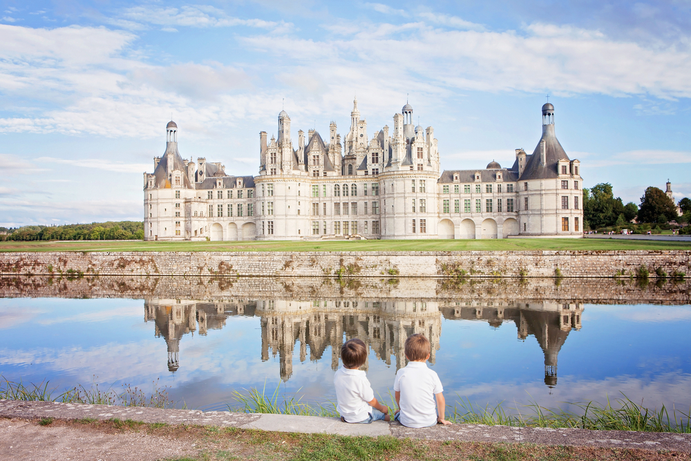 Children-sitting-in-front-of-the-chateu-de-chambord