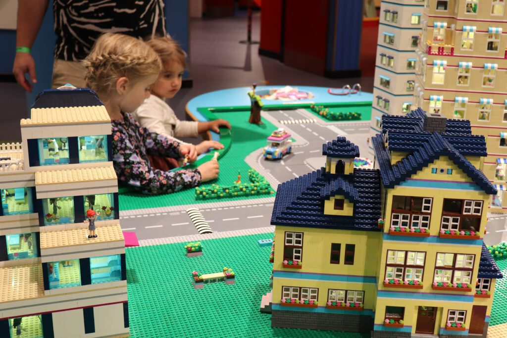 Children-playing-with-LEGOs-at-fun-LEGOLAND-Discovery-Centre-Scheveningen