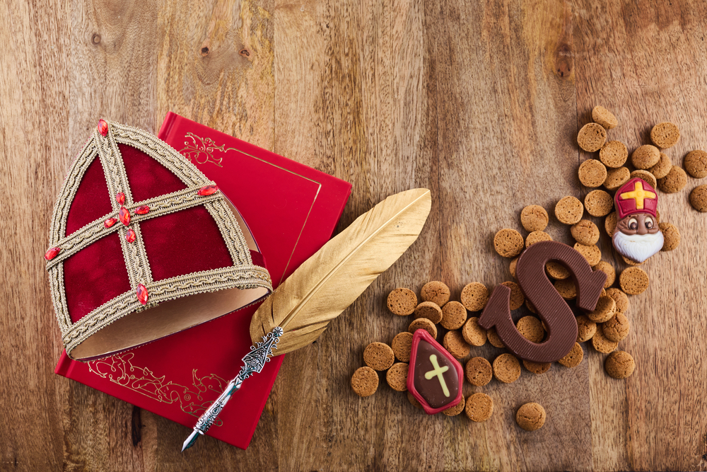 photo-of-chocolate-letter-in-Netherlands-for-Sinterklaas-next-to-sinterklaas-hat-and-pepernoten