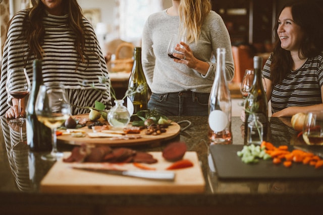 christmas-dinner-people-talking-at-the-table