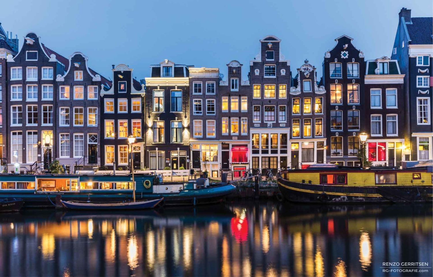 Amsterdam by Night: One of the prettier places to visit in the Netherlands!