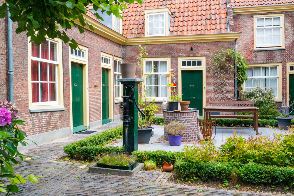 Photo-of-courtyard-in-Leiden-with-fountain-and-plants