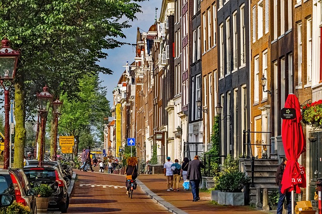 people-cycling-in-amsterdam