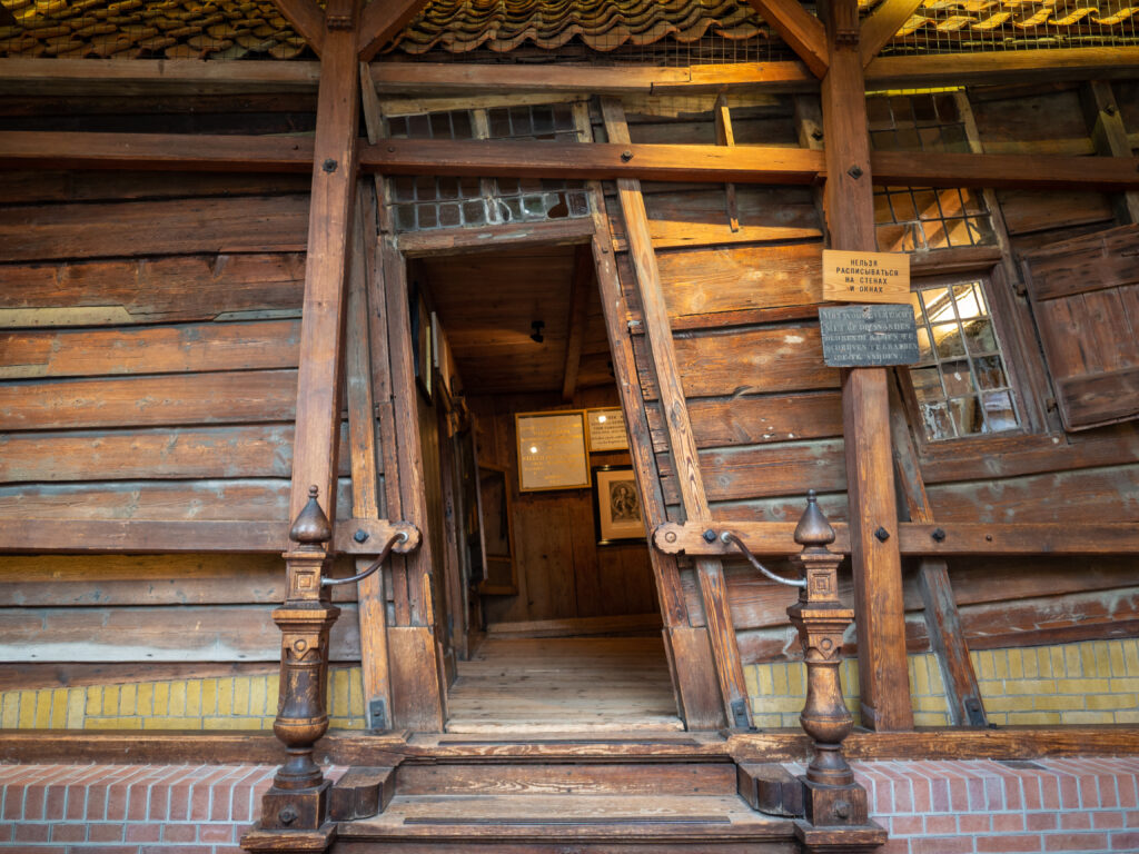 photo-of-Czaar-Peterhuisje-crooked-entrance-of-wooden-buidling-in-zaandam