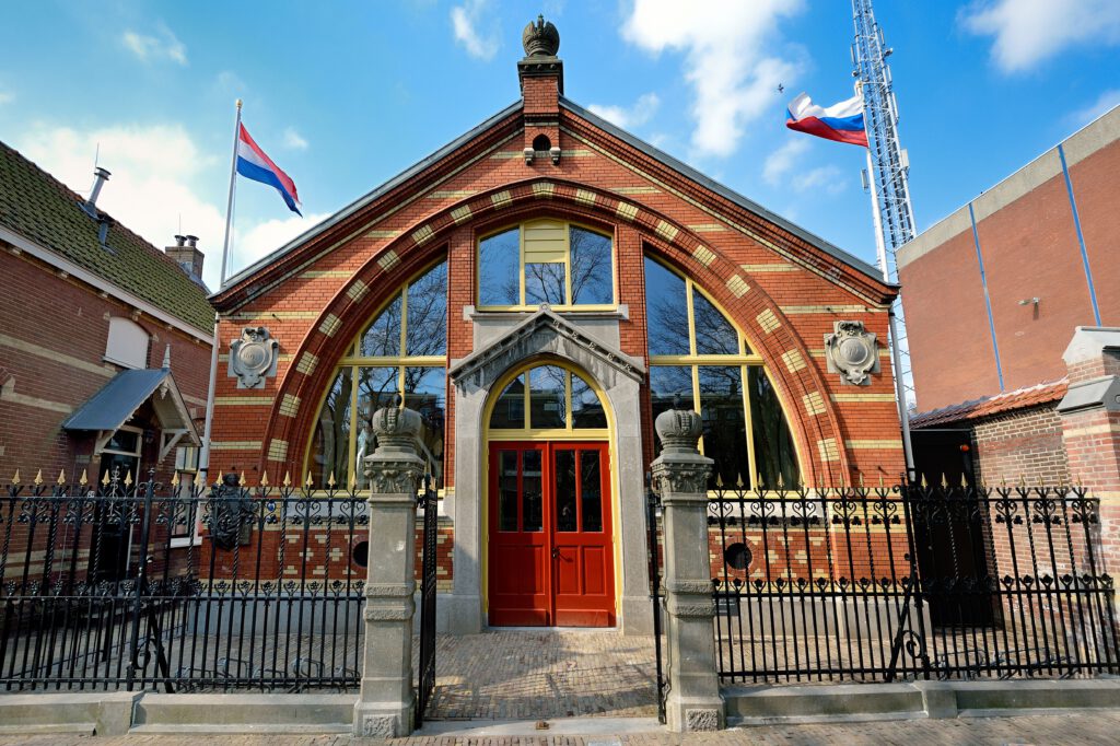 photo-of-Czaar-Peterhuisje-entrance-from-outside-in-zaandam