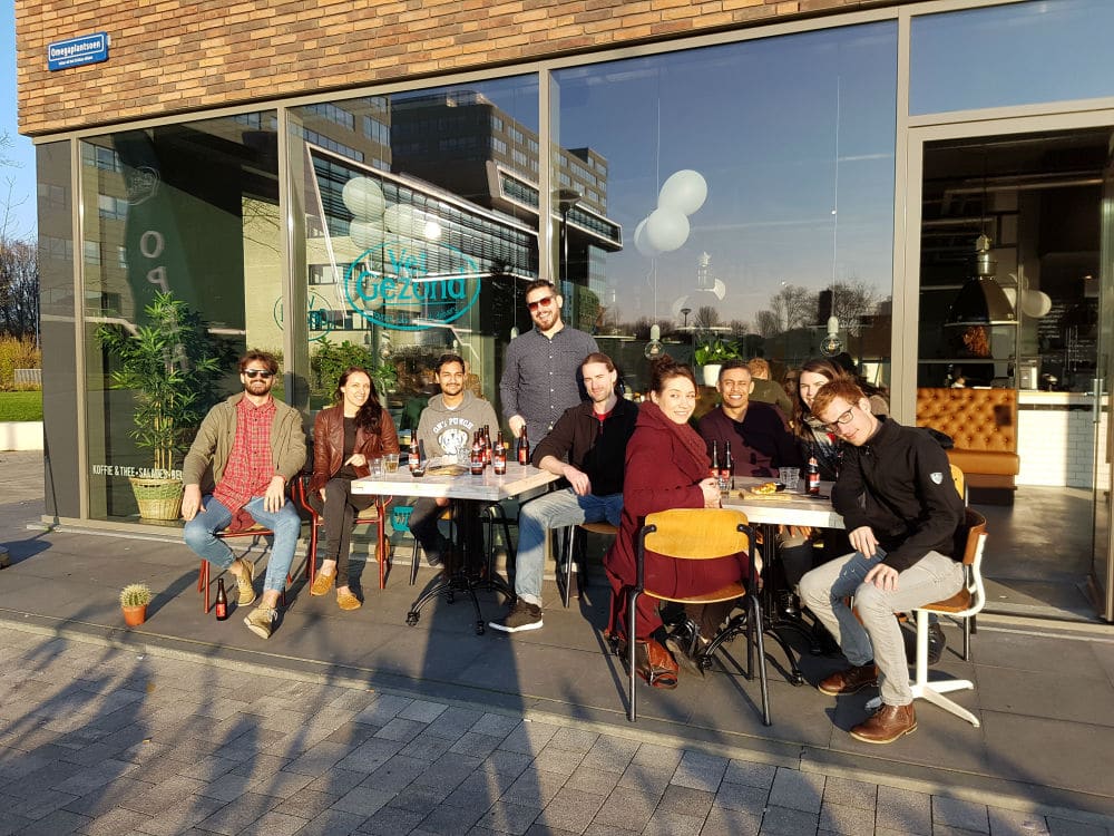 Photo-of-people-eating-and-drinking-outside-Vetgezond-Leiden