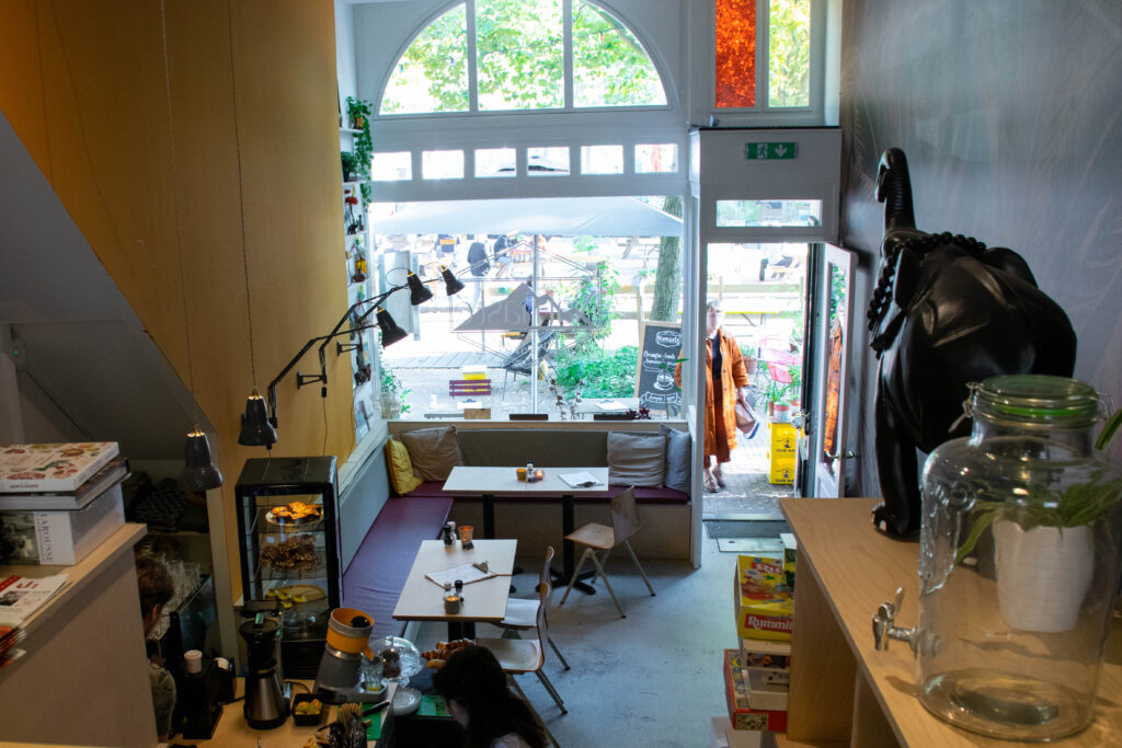 photo-of-the interior-of-koffiebar-namaste-in-rotterdam