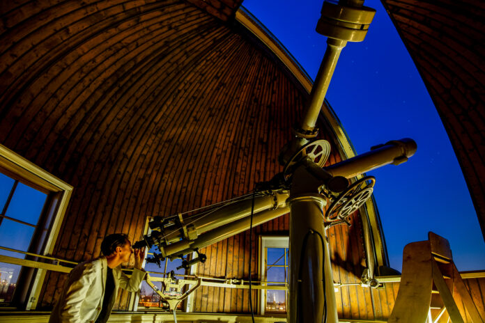 Photo-of-Daan-Roosegaarde-of-studio-Roosegaarde-in-Leiden-observatory-during-seeing-stars-Leiden-project