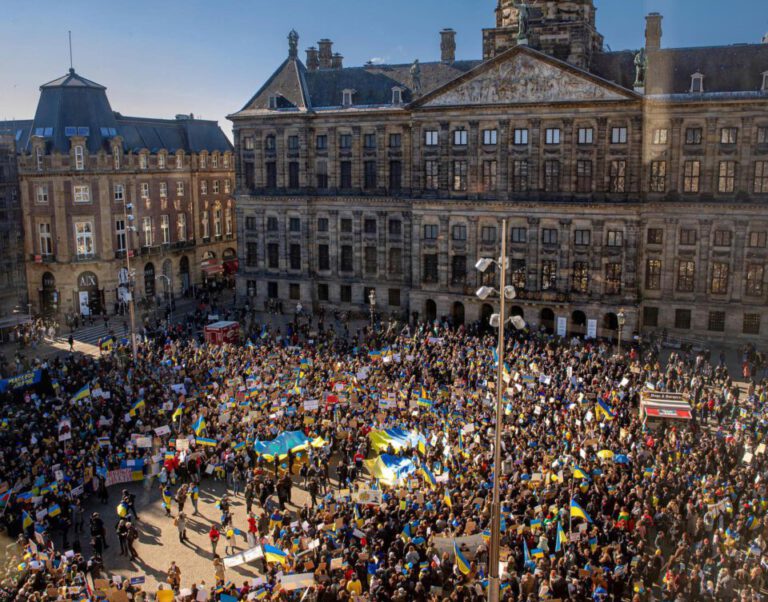 In solidarity with Ukraine: more than 15,000 protesters at Amsterdam’s Dam Square