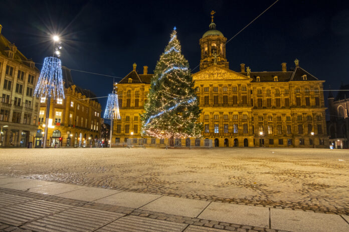 picture-of-Dam-Square-in-Amsterdam-with-Christmas-tree