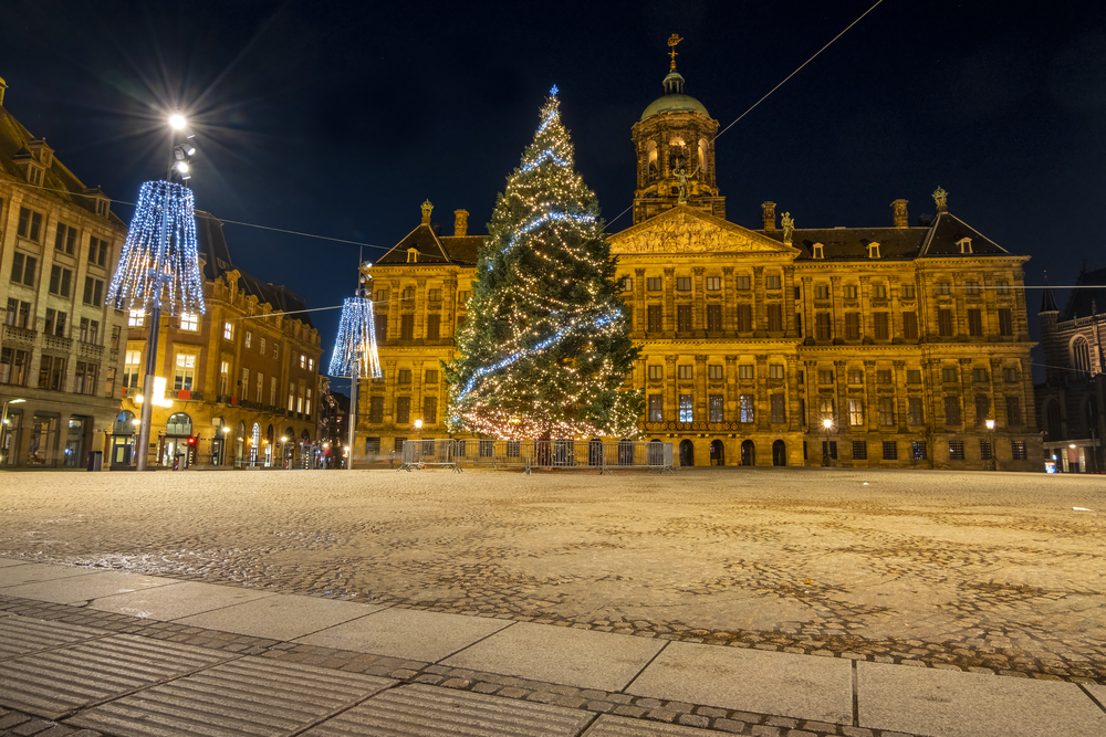 picture-of-Dam-Square-in-Amsterdam-with-Christmas-tree