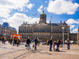 picture-of-busy-dam-square-in-Amsterdam