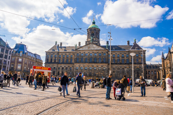 picture-of-busy-dam-square-in-Amsterdam