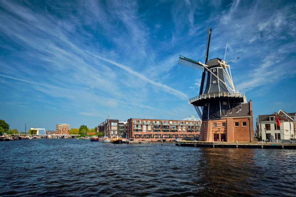 De-Adriaan-Windmill-on-the-Spaarne-river-in-Haarlem-the-Netherlands. 