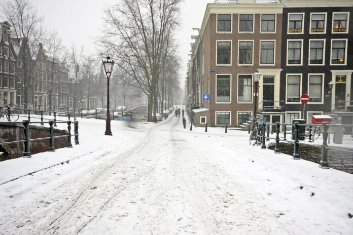 Photo-of-snowy-road-in-Amsterdam
