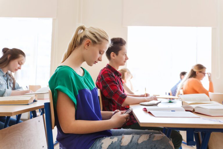 The Netherlands has officially BANNED phones and smartwatches in schools (hoera!)