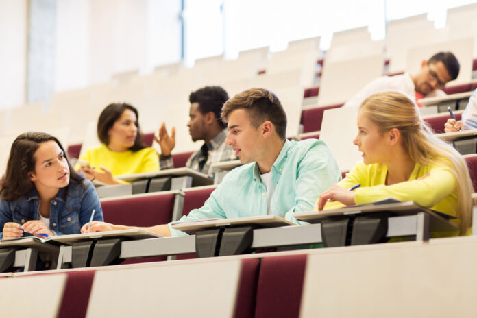 photo-university-students-talking-in-lecture-hall