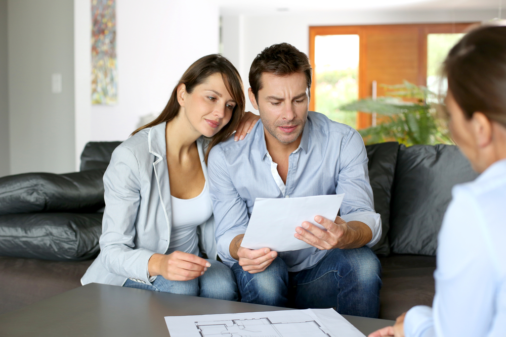Photo-of-couple-discussing-bid-on-Dutch-home-with-mortgage-consultant 