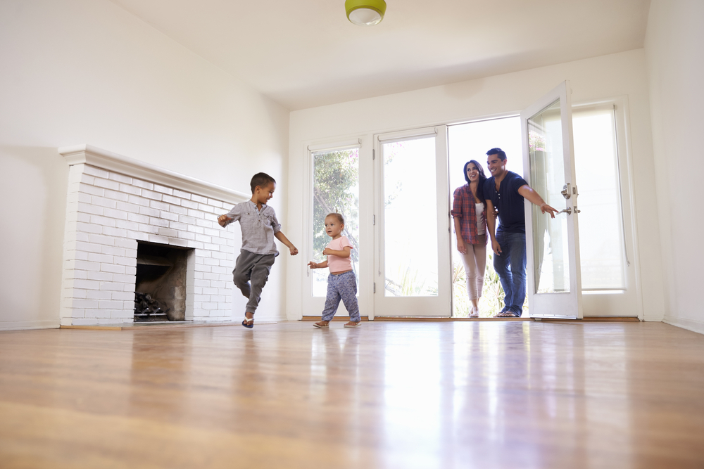 Photo-of-family-with-children-playing-in-empty-house-viewing-buying-a-house-Netherlands