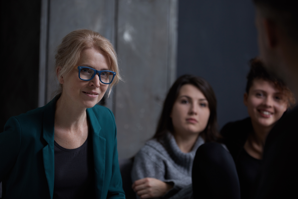 Photo-of-psychologist-and-patients