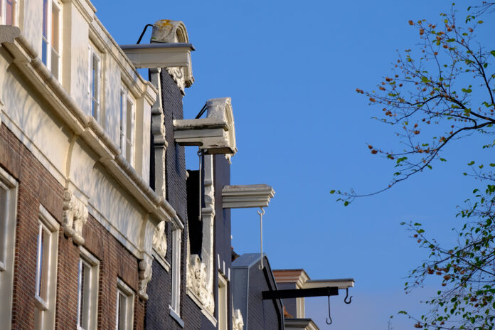 close-up-of-hooks-on-gables-of-Dutch-canal-houses