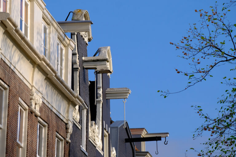 Dutch Quirk #72: Put a hook on old buildings to move furniture