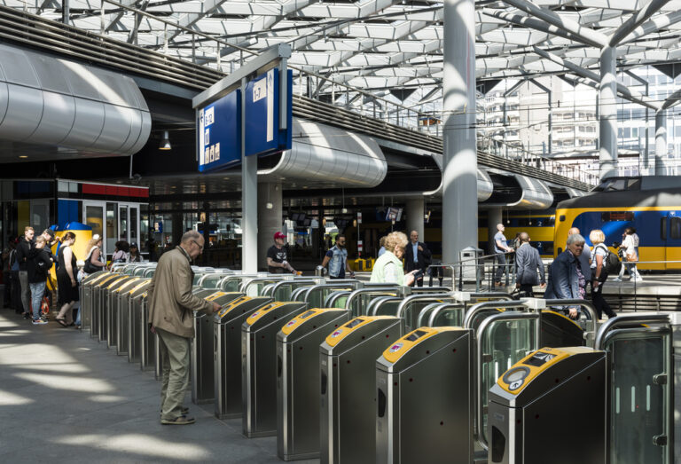 Bye bye OV chip card! Hello, travelling by bank card