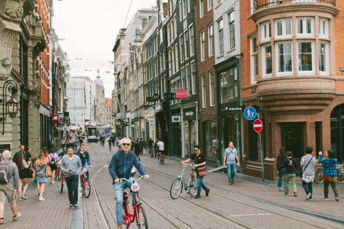 People-in-the-streets-of-Amsterdam-during-the-spread-of-the-delta-variant