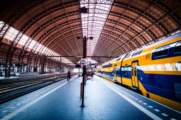 Train-station-in-Amsterdam-at-railway-perron
