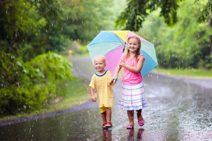 Dutch-children-playing-in-tropical-rain