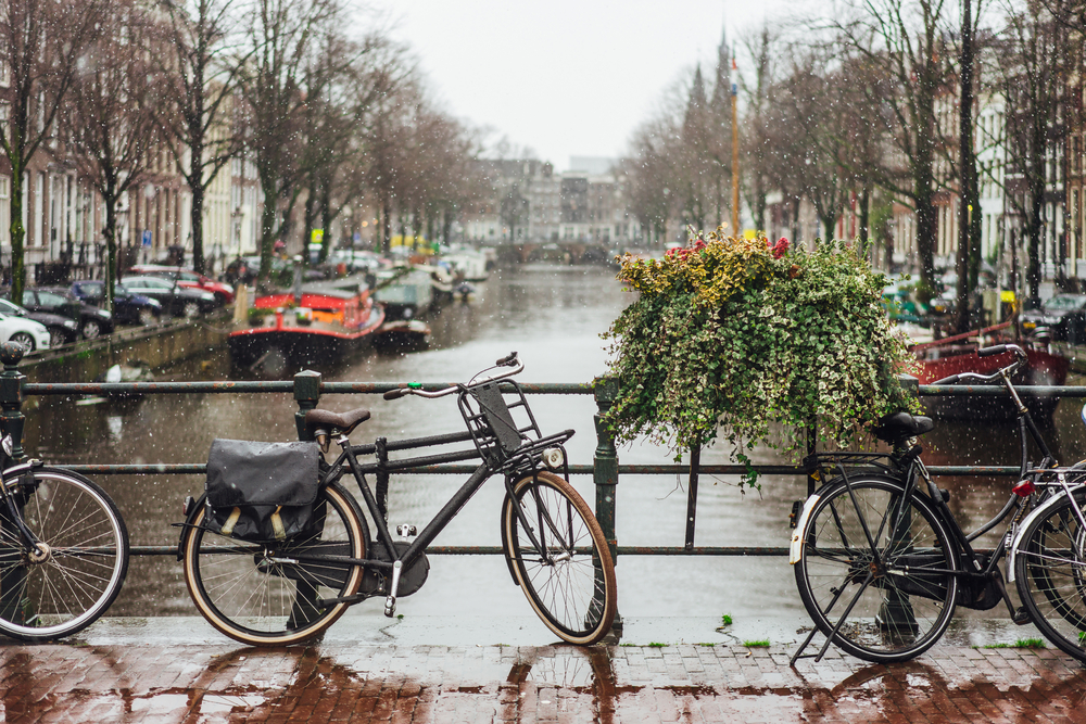 photo-of-dutch-bike-on-canal-bridge-in-the-rain-during-bad-Dutch-weather-in-the-winter
