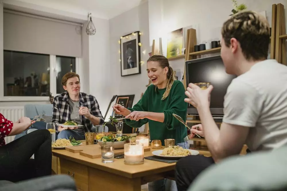 photo-of-friends-talking-in-Dutch-around-dinner-table-falling-in-love-with-learning-Dutch-again