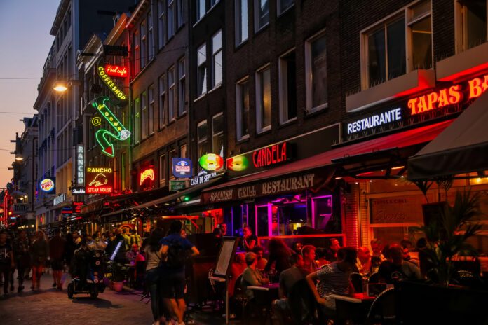 Amsterdam-bars-at-night