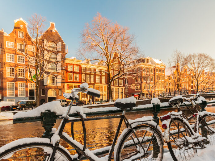 photo-of-a-snowy-yet-sunny-day-on-the-canals-in-Amsterdam