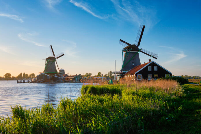 windmills-on-zaanse-schans-in-the-Netherlands