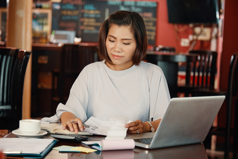 Photo-of-woman-using-online-banking-dsavings-platform-Raisin-to-manage-her-savings