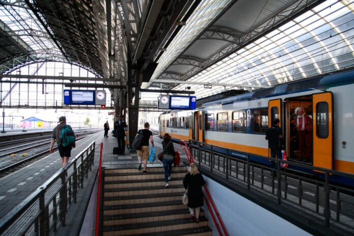 Dutch-people-getting-on-a-train-in-Amsterdam