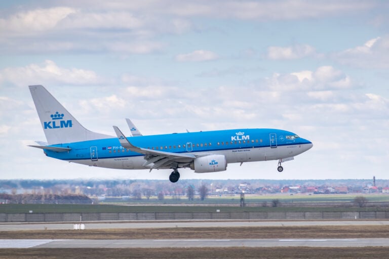 Emergency services called to Schiphol due to weird smell on KLM plane