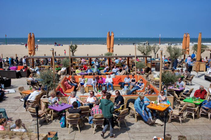 photo-of-el-nino-beach-club-in-the-hague-people-drinking-outside