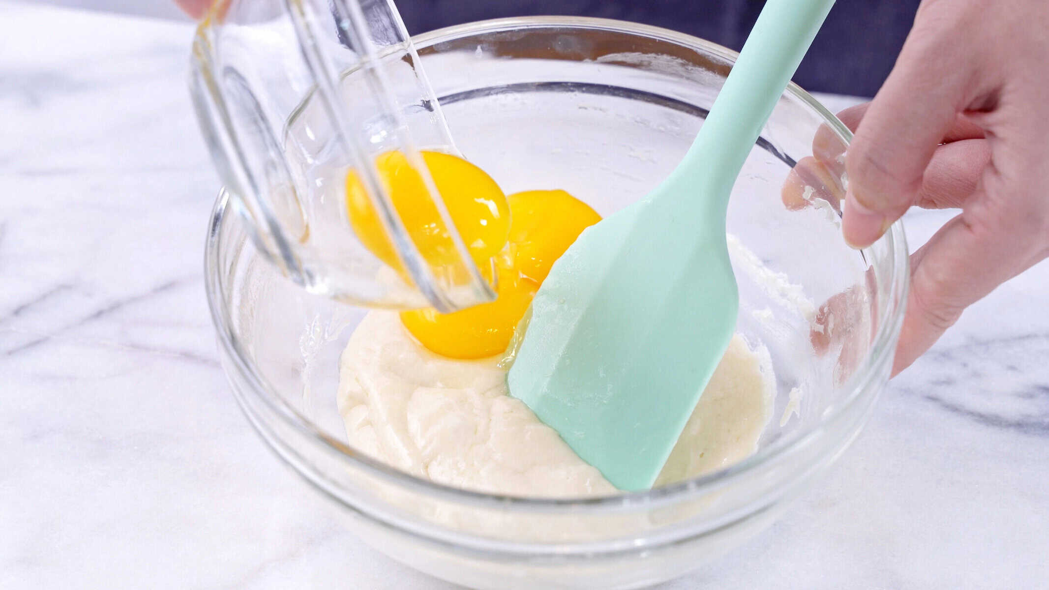 Picture-of-a-blue-silicone-spatula