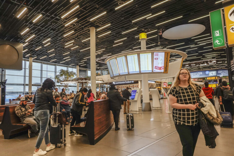 Long lines and large crowds during May holiday, Dutch airports warn
