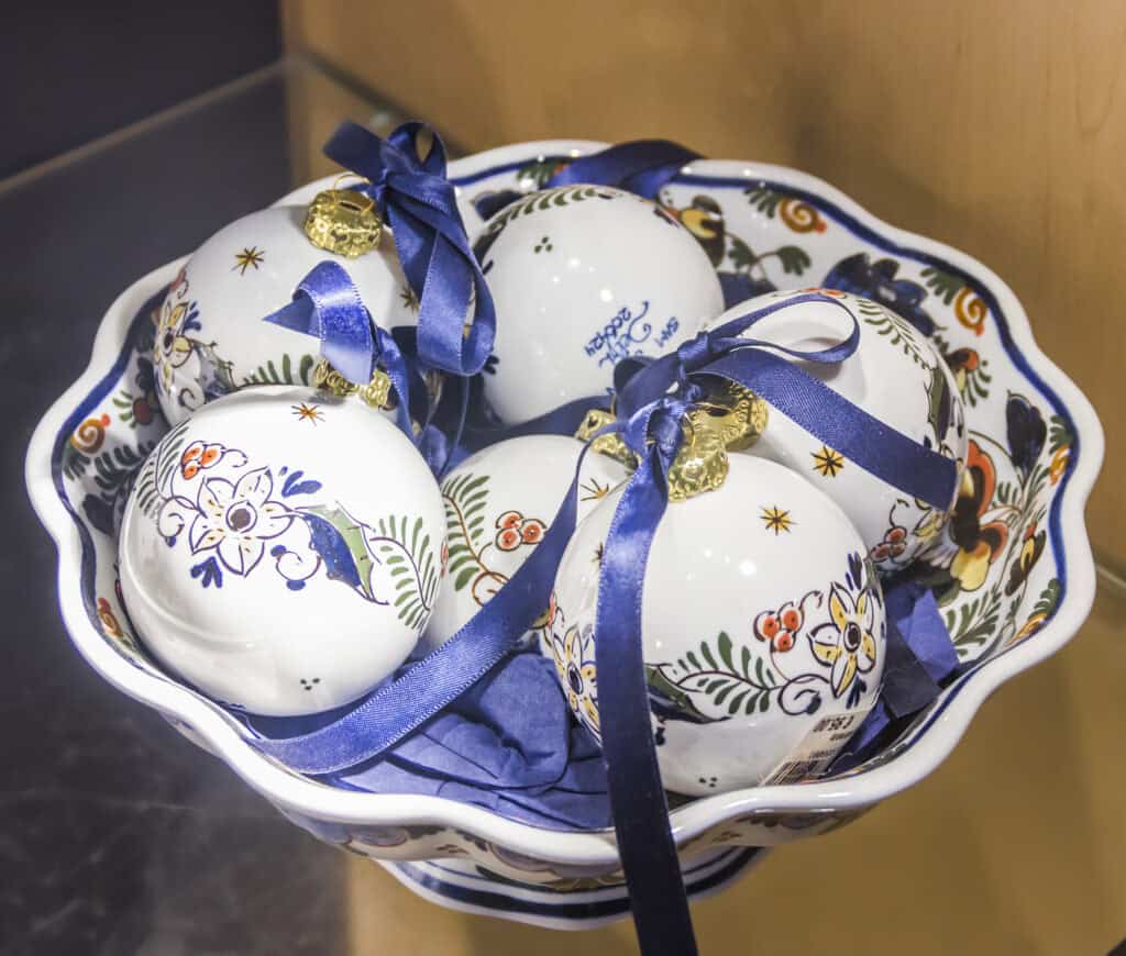 picture-of-Delft-blue-ceramic-balls
