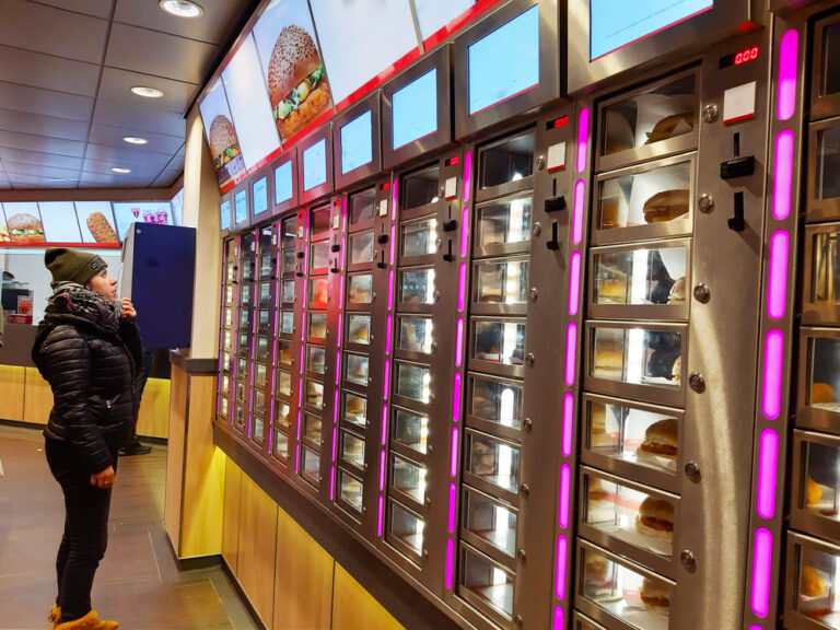 Dutch Quirk #107: Eat food from a wall vending machine