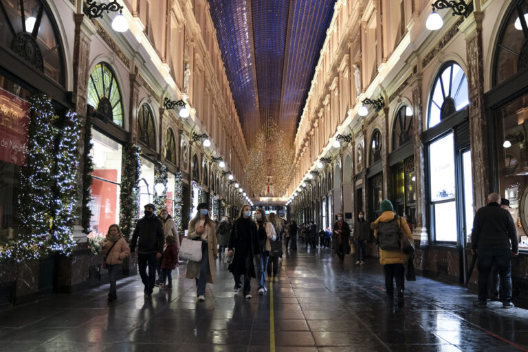 Fleeing the hard lockdown: Dutchies outsource Christmas shopping to Belgium