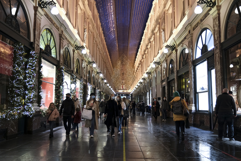 Crowded-belgium-shopping-street-with-Christmas-decorations