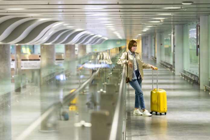 photo-woman-wearing-moutmask-waiting-in-airport